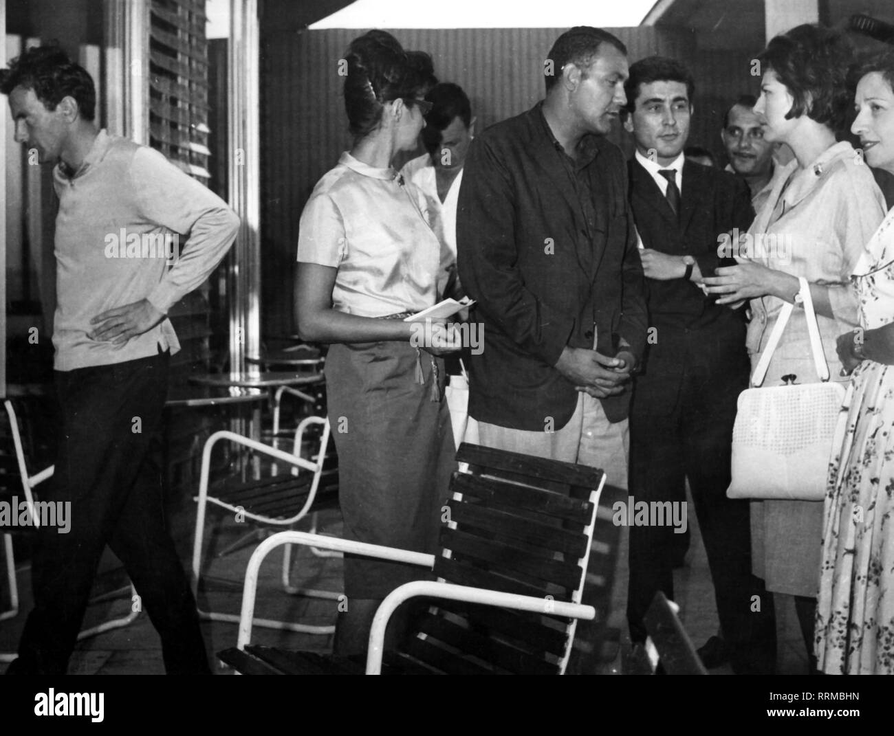 Soraya, 22.6.1932 - 25.10.2001, Empress of Persia 12.2.1951 - 6.4.1958, half length, in conversation with fans, Turkey, September 1963, left: actor Maximilian Schell, Additional-Rights-Clearance-Info-Not-Available Stock Photo