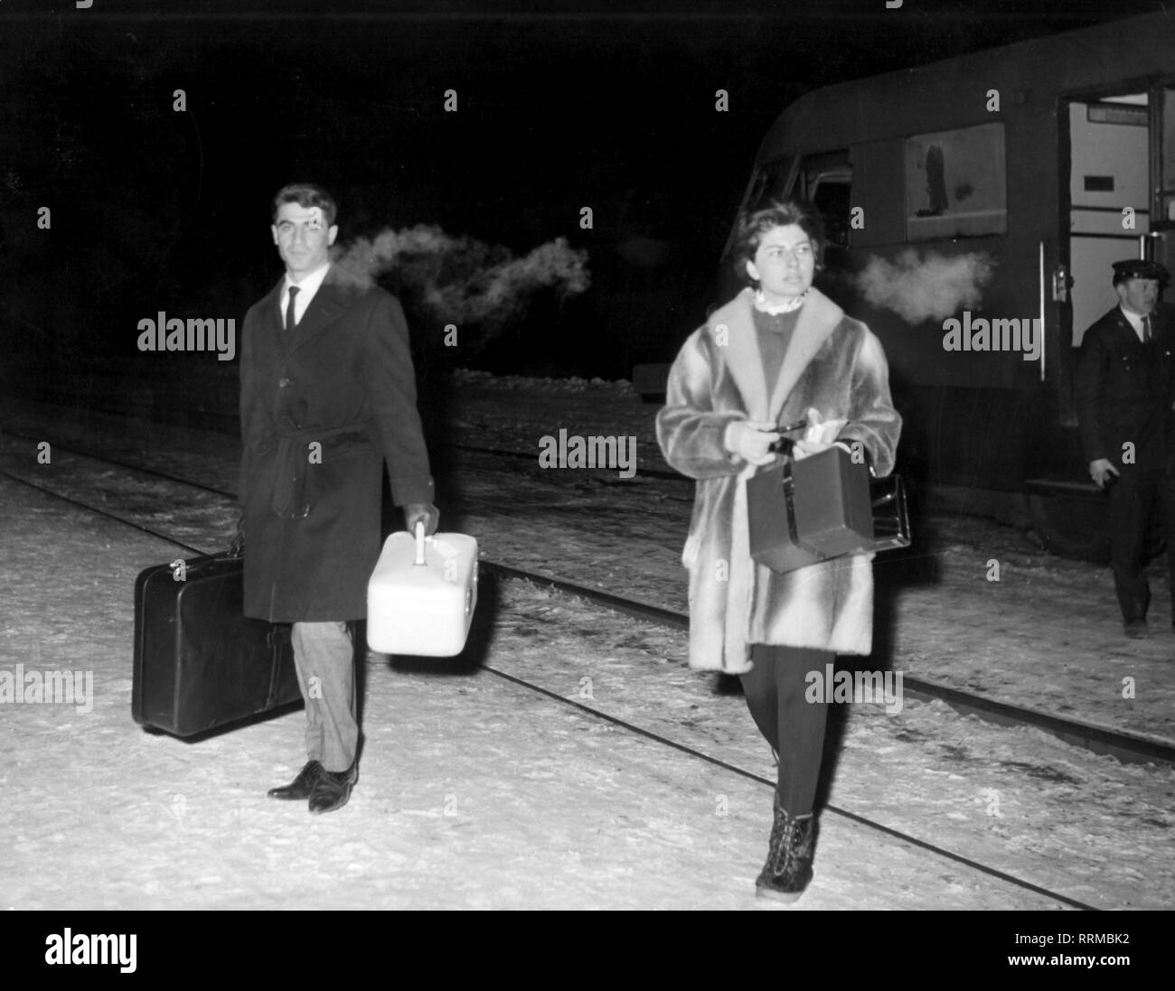 Soraya, 22.6.1932 - 25.10.2001, Empress of Persia 12.2.1951 - 6.4.1958, full length, holiday in Cortina d'Ampezzo, arrival at railway station Dobiaco, February 1963, Additional-Rights-Clearance-Info-Not-Available Stock Photo