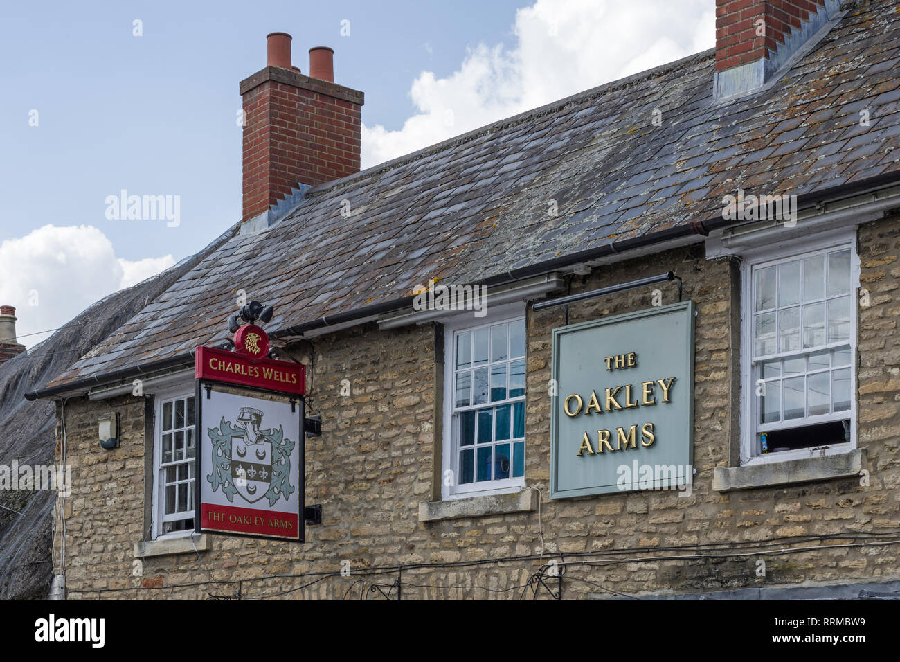 The Oakley Arms, a traditional part thatched 16th century coaching inn in the village of Harrold, Bedfordshire, UK Stock Photo