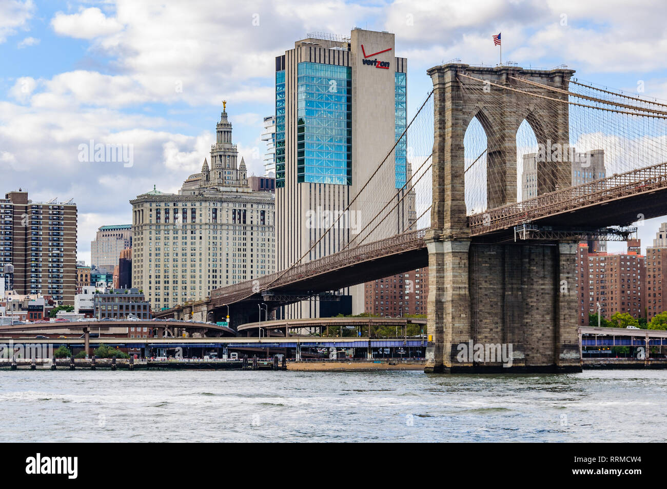 The Brooklyn Bridge and skyscrapers from the Brooklyn Bridge Park in the district of Brooklyn, New York, USA Stock Photo