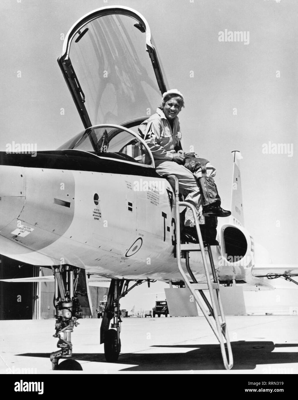 Cochran, Jacqueline 'Jackie', 11.5.1906 - 9.8.1980, American aviatrix, half length, sitting at the edge of a Northrop F-5, Edwards Air Force Base, California, early 1960s, Additional-Rights-Clearance-Info-Not-Available Stock Photo