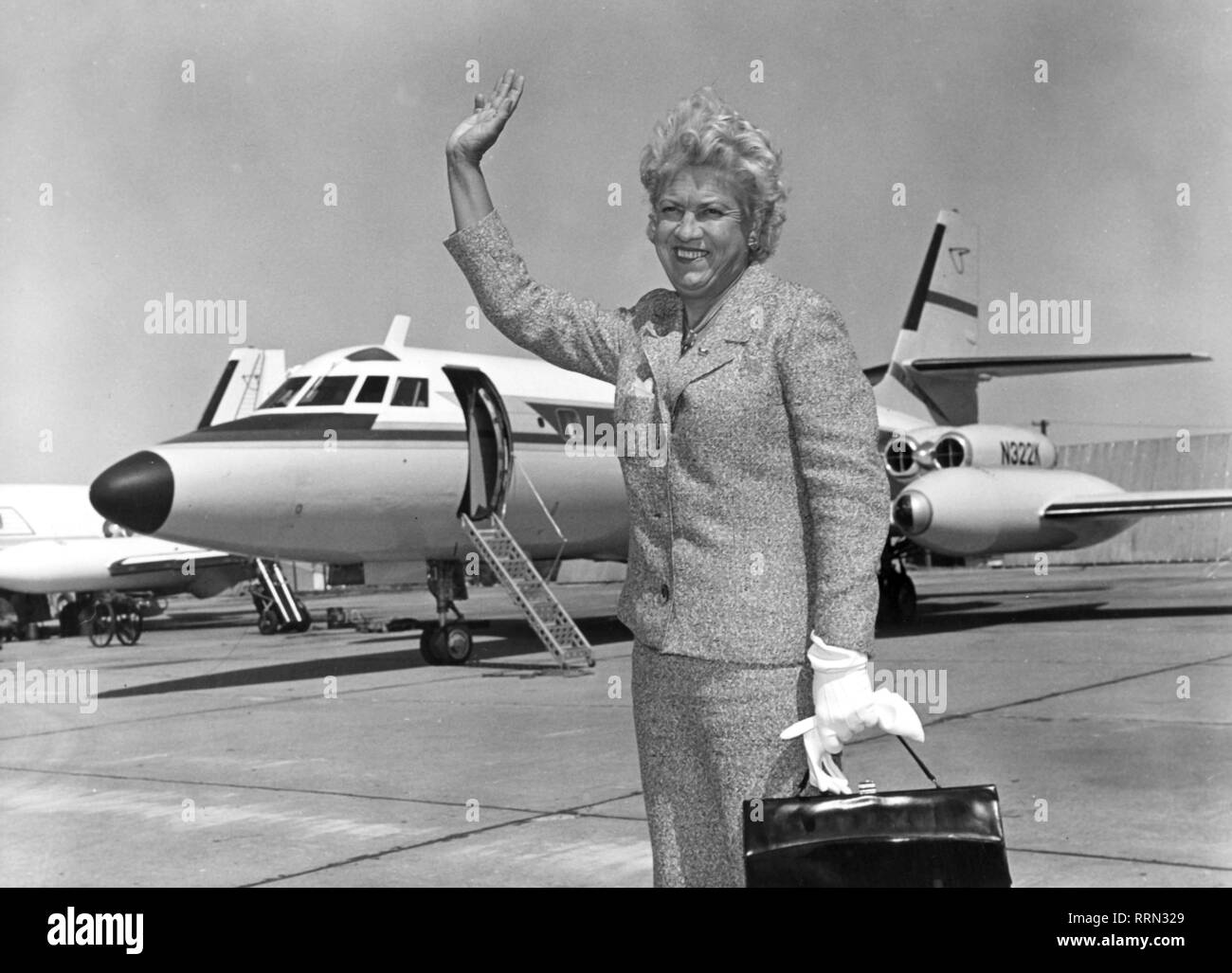 Cochran, Jacqueline 'Jackie', 11.5.1906 - 9.8.1980, American aviatrix, half length, in front of a Lockheed JetStar, early 1960s, Additional-Rights-Clearance-Info-Not-Available Stock Photo