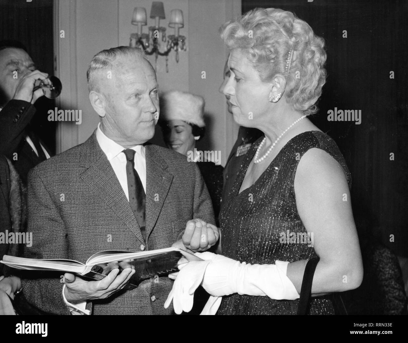 Cochran, Jacqueline 'Jackie', 11.5.1906 - 9.8.1980, American aviatrix, half length, at a reception, in a conversation with the German air force general Josef Kammhuber, 1962, Additional-Rights-Clearance-Info-Not-Available Stock Photo