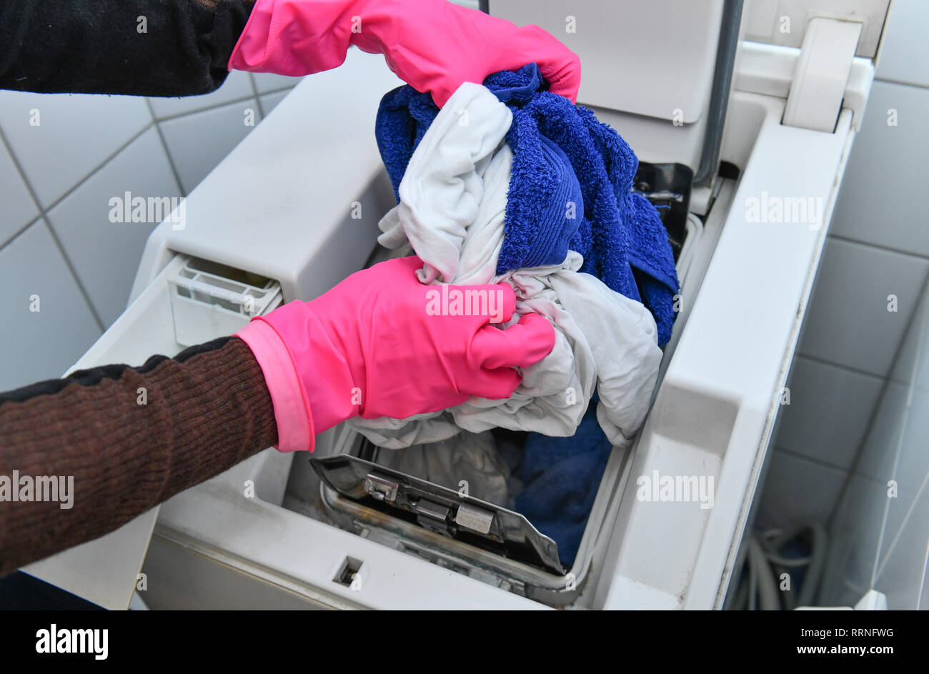 Washing machine put away, Waschmaschine einräumen Stock Photo