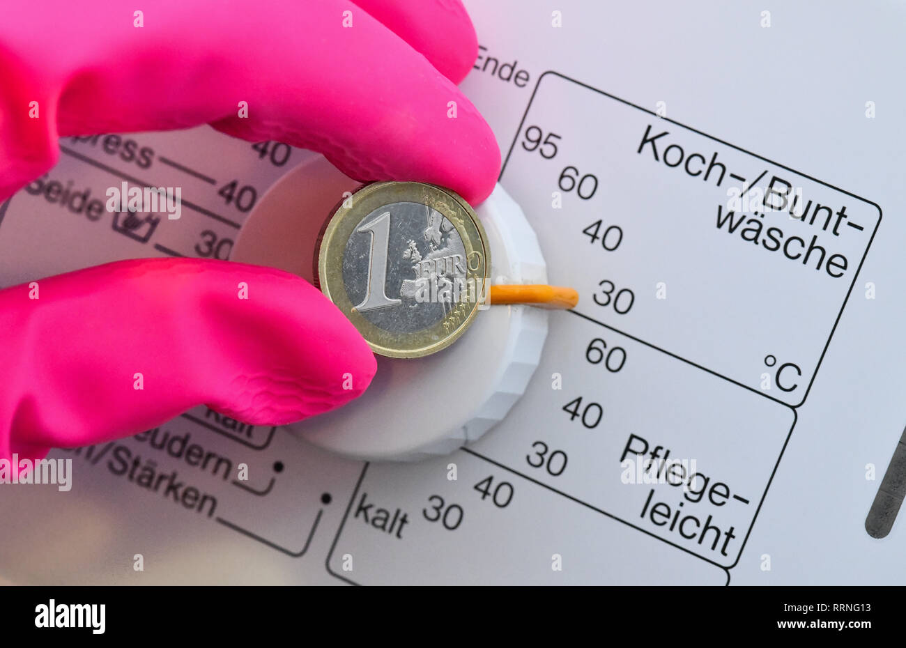 Washing machine, button, coloreds 30 degrees, one euro coin, symbolic photo, saving, Waschmaschine, Knopf, Buntwäsche 30 Grad, Eurostück, Symbolfoto,  Stock Photo