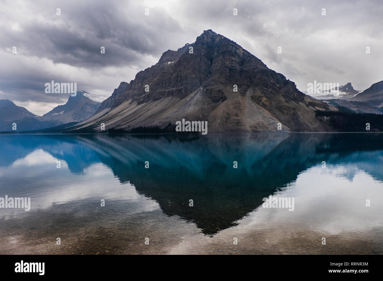 Tranquil view of craggy mountains and placid Bow Lake, Alberta, Canada Stock Photo