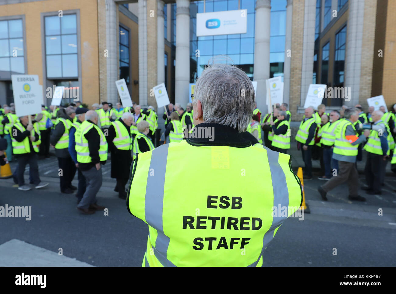 Members of ESB Retired Staff Association picket the ESB headquarters in  Dublin where they are protesting against a ten-year pension freeze Stock  Photo - Alamy
