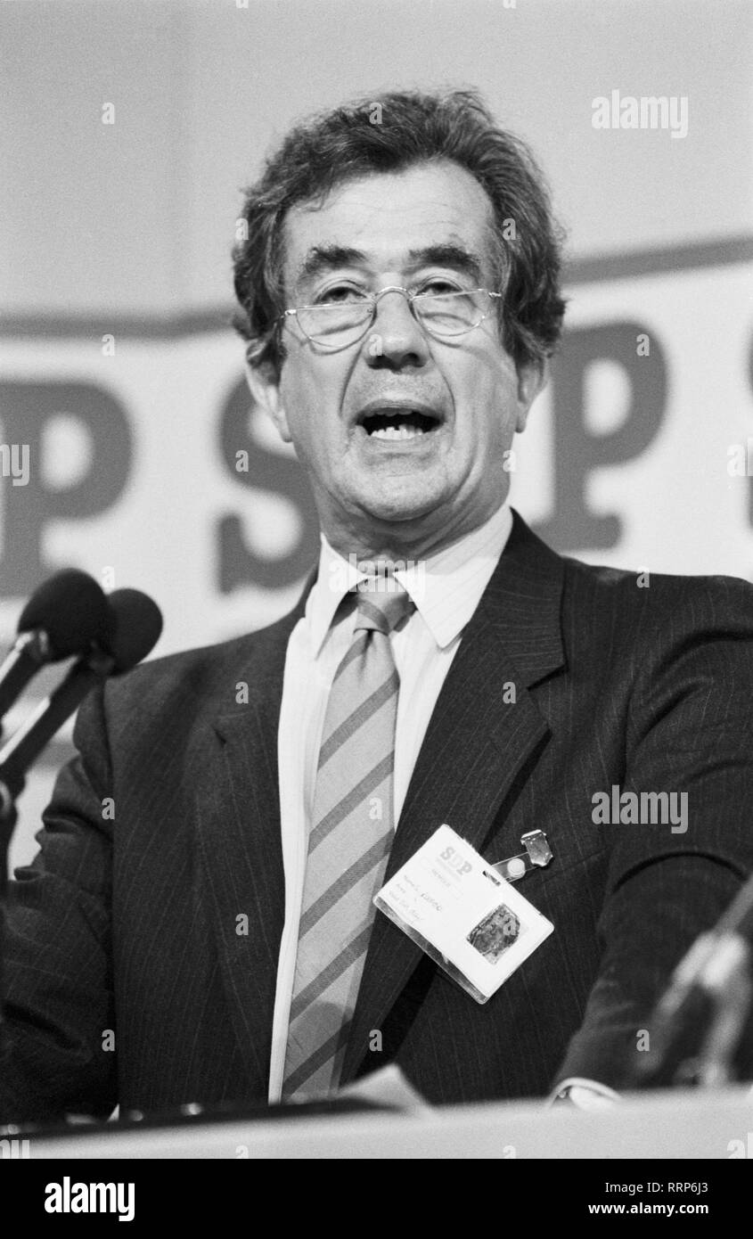 Bill Rodgers, vice-president of the Social Democratic Party, speaking during the debate on nuclear defence at the Party's conference in Portsmouth. Stock Photo