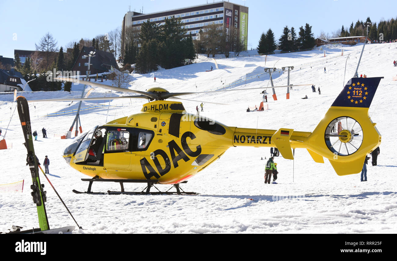 Oberwiesenthal, Germany. 18th Feb, 2019. A rescue helicopter from the ADAC lands on the ski slope with an emergency doctor. Credit: Waltraud Grubitzsch/dpa-Zentralbild/ZB/dpa/Alamy Live News Stock Photo