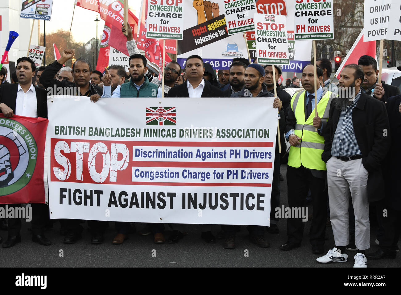 London, Greater London, UK. 25th Feb, 2019. Minicab drivers seen holding a banner during the protest.Minicab drivers blocked Parliament Square in protest over changes to the congestion charge. Drivers are against congestion charges introduced by Mayor Sadiq Khan. TFL said the measure is necessary to reduce London's air pollution. Credit: Andres Pantoja/SOPA Images/ZUMA Wire/Alamy Live News Stock Photo