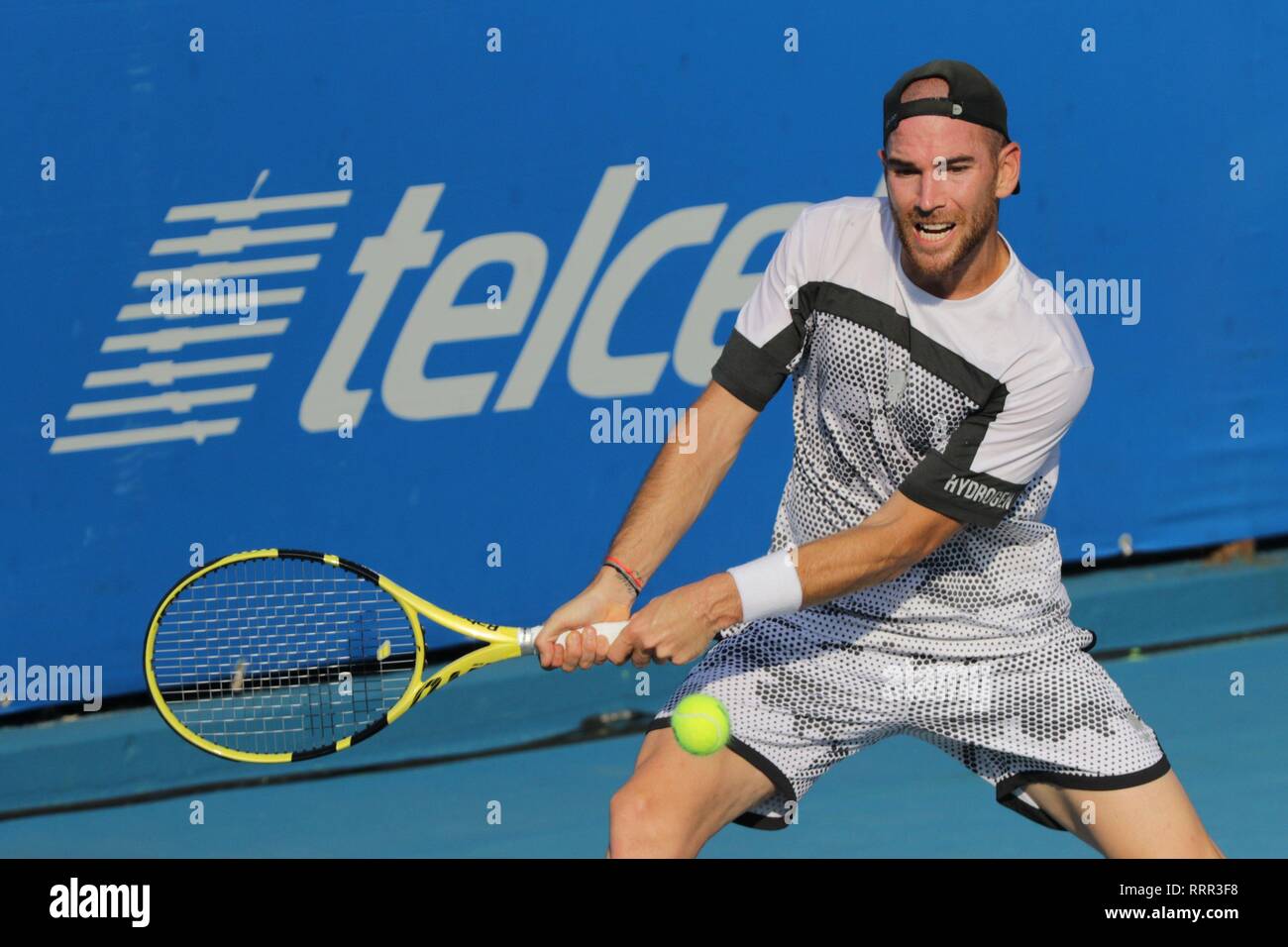 acapulco-mexico-27th-feb-2019-french-tennis-player-adrian-mannarino-returns-the-ball-to-us-john-isner-during-their-mexico-tennis-open-match-in-acapulco-guerrero-mexico-26-february-2019-credit-david-guzmanefealamy-live-news-RRR3F8.jpg