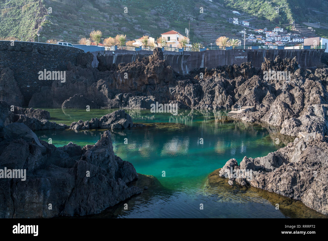 natürliche vulkanische Lava Pools in Porto Moniz, Madeira, Portugal, Europa |  Natural Lava Swimming Pools in Porto Moniz, Madeira, Portugal, Europe Stock Photo
