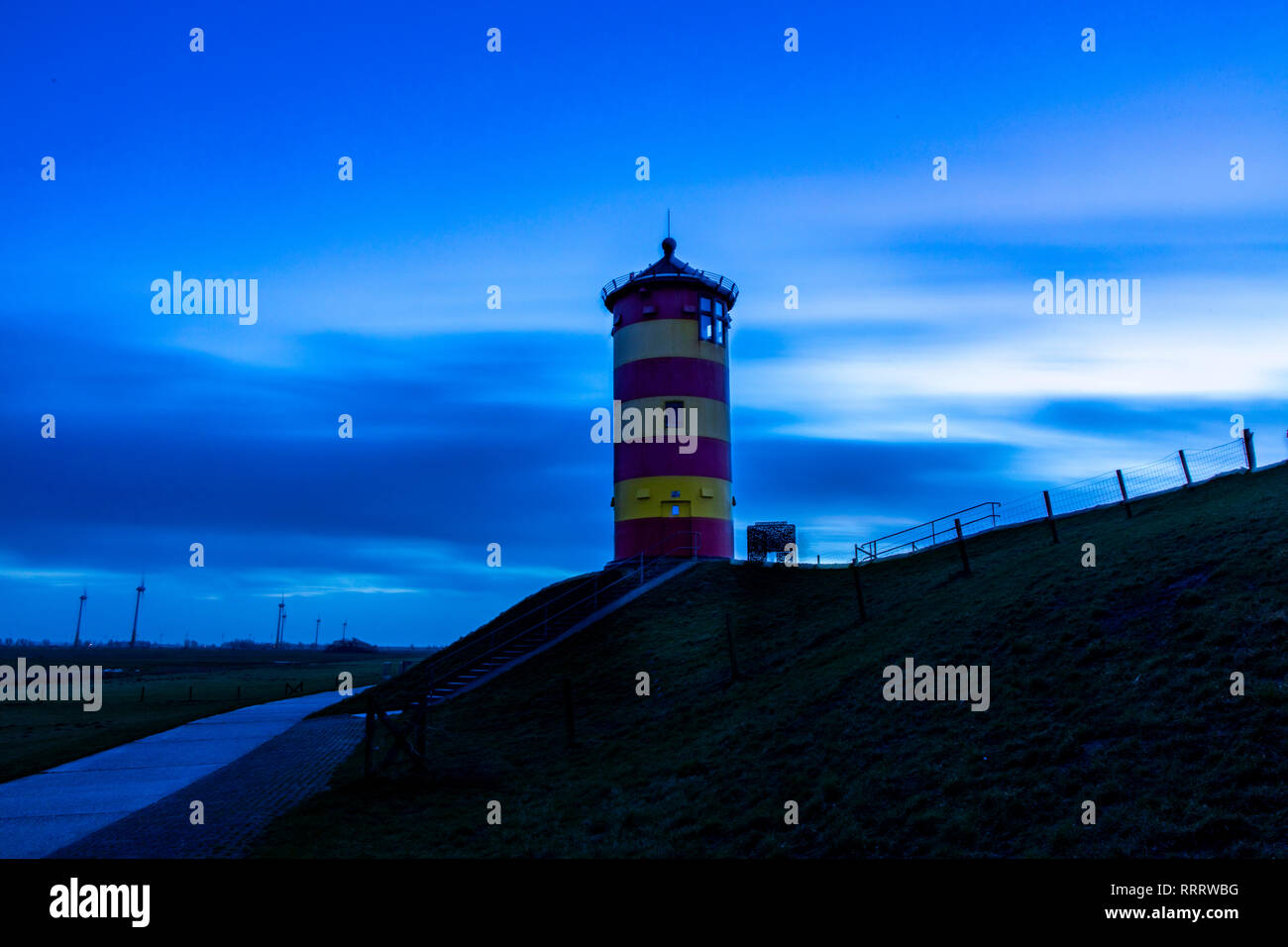 Der Pilsumer Leuchtturm auf dem Nordseedeich bei Pilsum, Gemeinde Krummhörn, Ostfriesland, Niedersachsen, Stock Photo