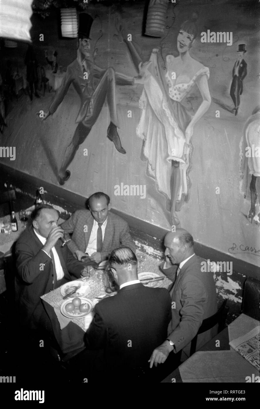 Restaurant -  Frankreich, Vier Männer am Tisch in einem Straßenrestaurant in Paris. Four men sitting at a table of a street restaurant in Paris, France.  VI.2342-22 Stock Photo