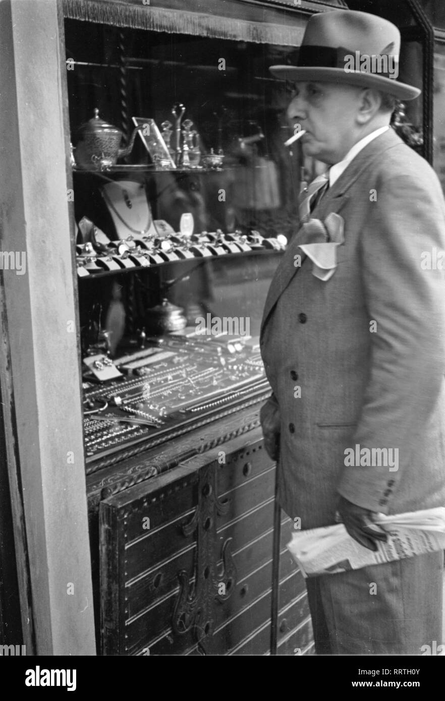 Travel to Florence - Italy in 1950s - Gentleman from Florence  looking into a shop window. Image date 1954. Älterer Herr schaut sich die Auslage in einem Schaufenster in Florenz an, Italien. Photo Erich Andres Stock Photo