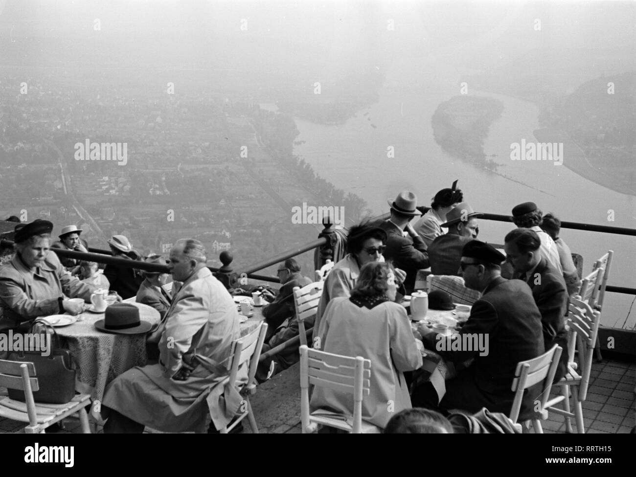 BLICK AUF DEN RHEIN - Deutschland, 1950er Jahre. III.658-14 Stock Photo