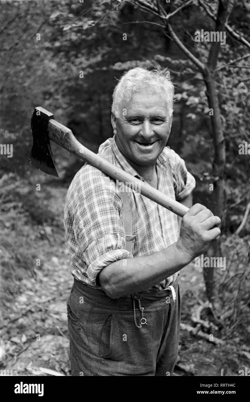 Holzfäller mit seiner Axt, 1950er, Jahre. Lumberjack with his axe, 1950s. IV.3027-24 Stock Photo