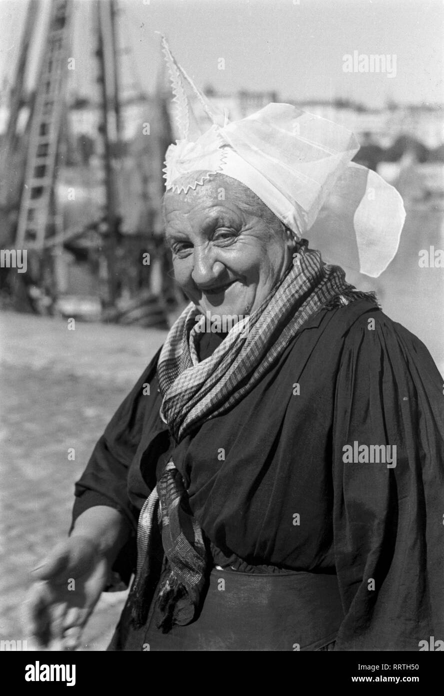 La Rochelle - La Rochelle XV.31-29-36, France, Brittany - portrait of an old Breton woman. Image date circa 1950. Photo Erich Andres Stock Photo