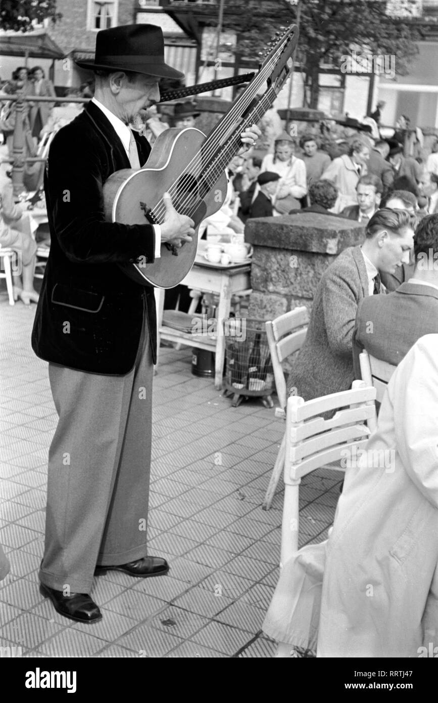 Musician - Gitarrenspieler, Strassenmusiker, street musician, 1950er Jahre, 1950s. III.658-18 Stock Photo