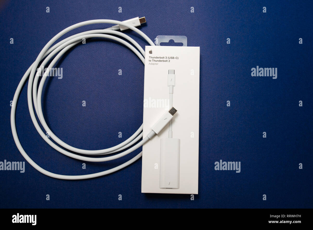 STRASBOURG, FRANCE - NOV 8, 2018: Apple Computers Thunderbolt 3 to Thunderbolt  2 adapter and thunderbolt usb-c cable on a blue background Stock Photo -  Alamy