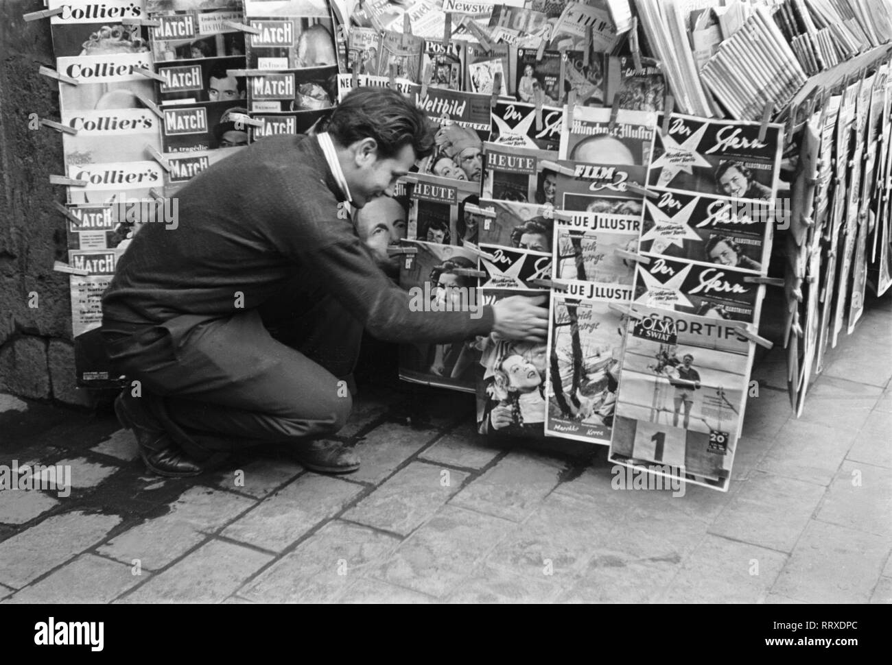 France - Geschäft, Kiosk, Zeitschriften, Mann, Kunde, Stern, Colliers, Paris Match 1960er, 1960s Stock Photo