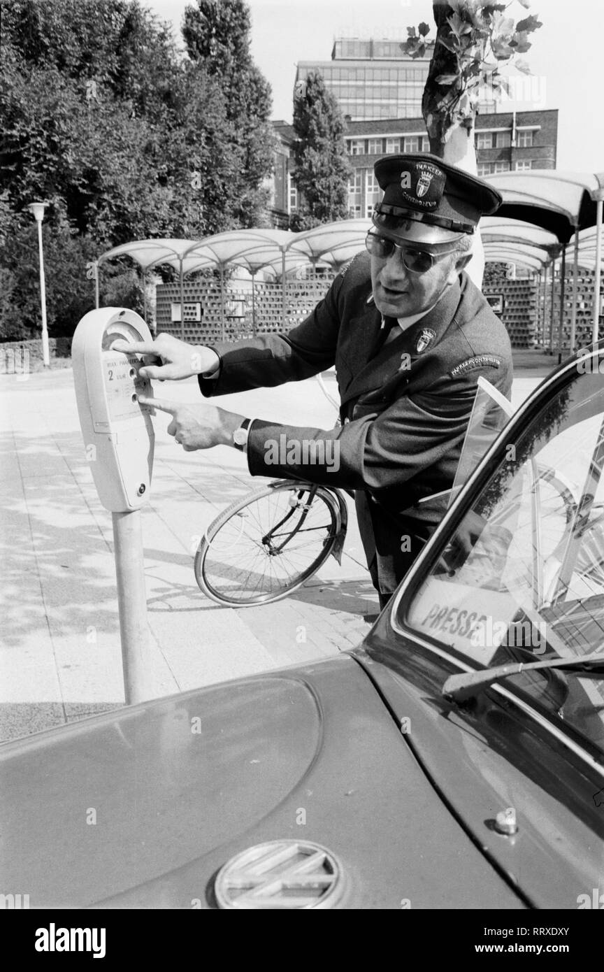 Travel to Holland - Holland, part of the Netherlands - Dutch policeman's control of the parking meter. Das Ticket ist sicher: Parkuhr ist abgelaufen, Niederlande. Image date circa 1955. Photo Erich Andres Stock Photo