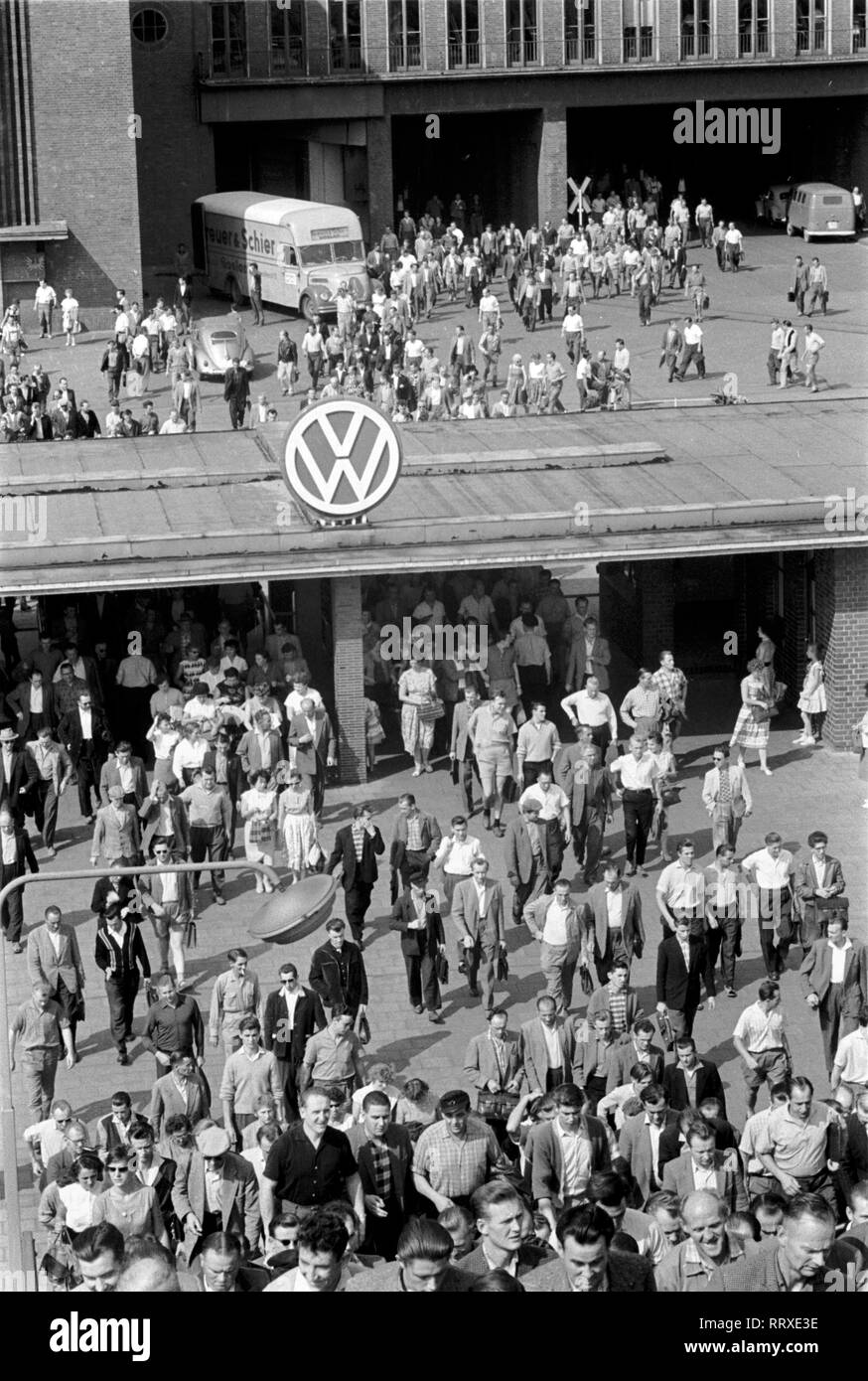 VW Werk 1962 - VW Werk, Wolfsburg, 1962. VW Käfer Fertigung.  Schichtwechsel Volkswagen Factory in Wolfsburg/Germany, 1962. VW Beetle production. Shift changeover Stock Photo
