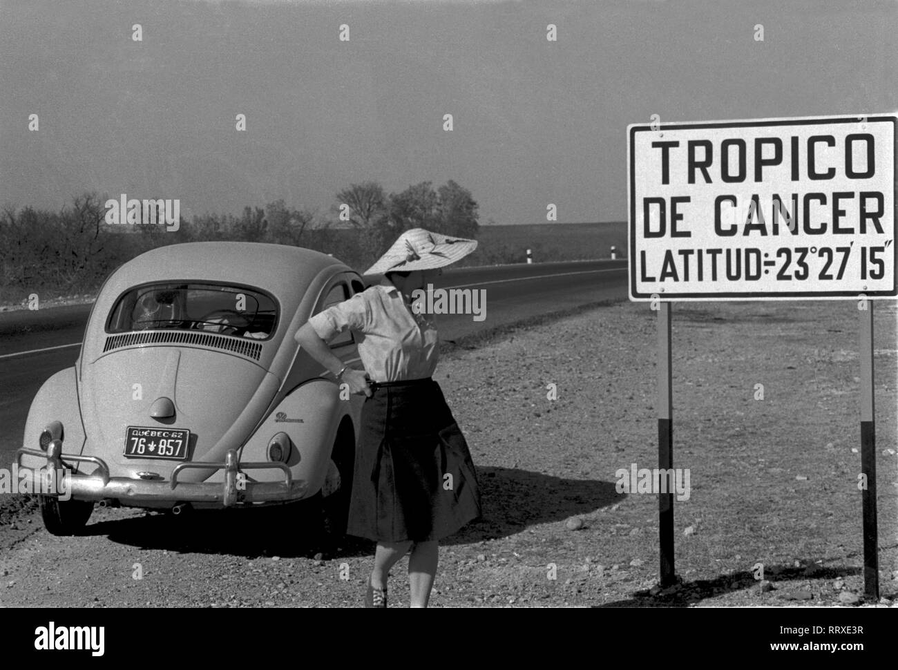 VW Beetle - VW Käfer unterwegs in Mexiko. Ein Halt beim ' Tropico de Cancer' - am 'Wendekreis des Krebses', dem nördlichsten Breitengrad der Erde. VW Beetle on the road in Mexico. A stop at the 'Tropic of Cancer', the northerly circle of latitude on the earth. Photo taken in 1960s. Stock Photo