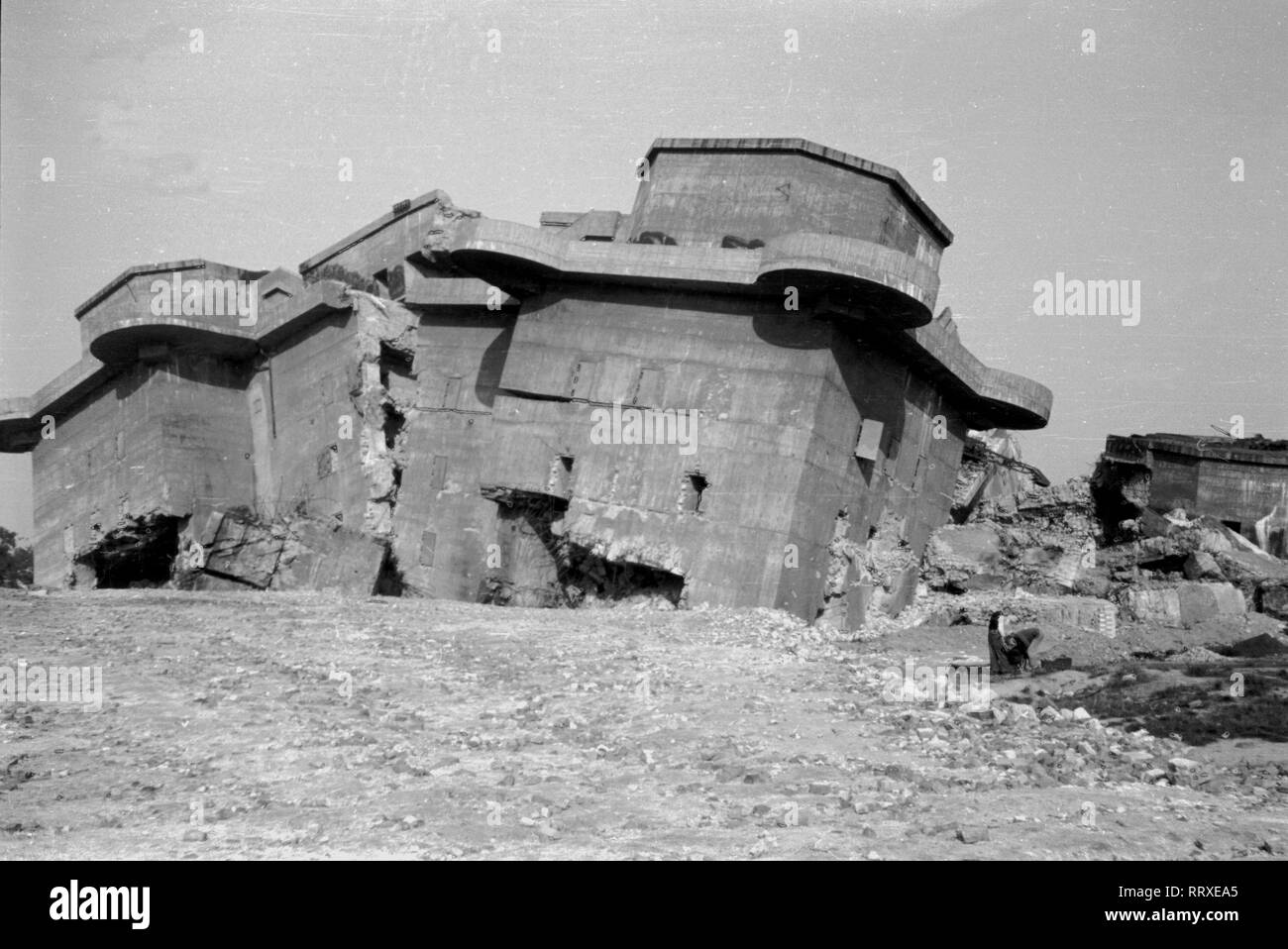 Berlin - Nachkriegsdeutschland - Berlin - Nachkriegsdeutschland, Juni 1946 Deutschland, Berlin, Ruinen, zerstörter Bunker Stock Photo