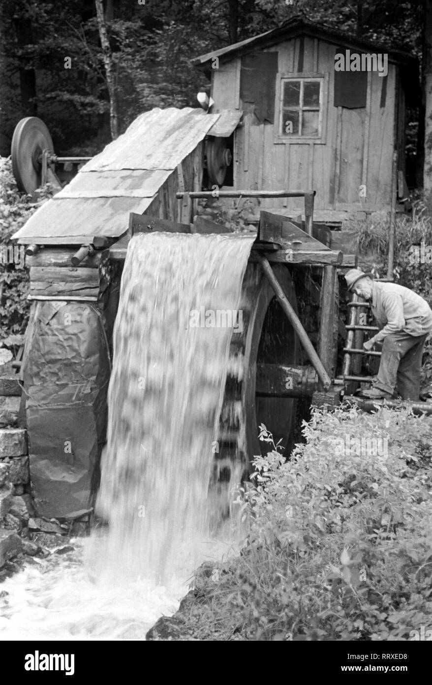Wood - Holzmühle, III.713-4  Mann, Arbeit, Handwerk, Holz, Holzmühle, Wasser, Water mill Stock Photo