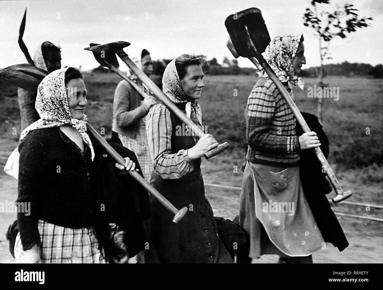 Women - Frauen, Kopftücher, Schaufeln, Arbeit, Arbeitsweg, Kittel, Schürzen, Himmel, Landwirtschaft Stock Photo
