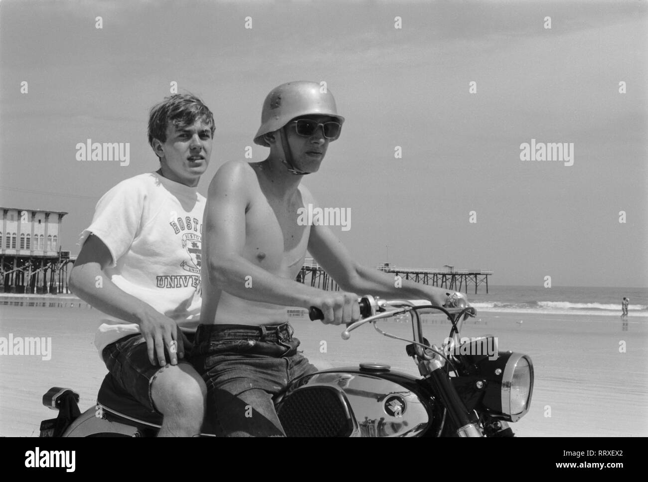 People - Menschen, Motorrad, Strand, Helm, Stahlhelm, Sonnenbrille, Suzuki am Daytona Beach in Florida, USA 1959. Stock Photo