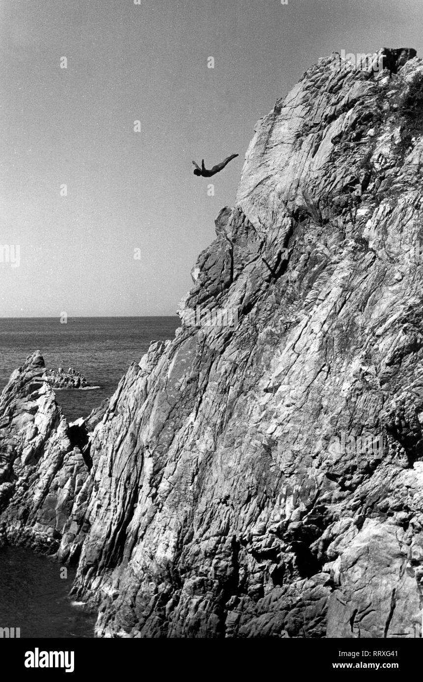 Travel to Mexico - Mexico - La Quebrada Cliff Diver in Acapulco. The jump and high diving from the cliffs of La Quebrada into the 'Gulch' sea below. Image date circa 1962. Klippenspringer von Acapulco. Photo Erich Andres Stock Photo