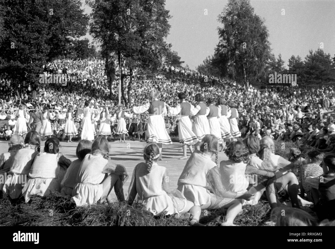 Germany - A folk dance scene at the Heidefest in Schneverdingen, Lüneburger Heide, North German landscape, 07/1955, I.1903-28 Lüneburger Heide Stock Photo