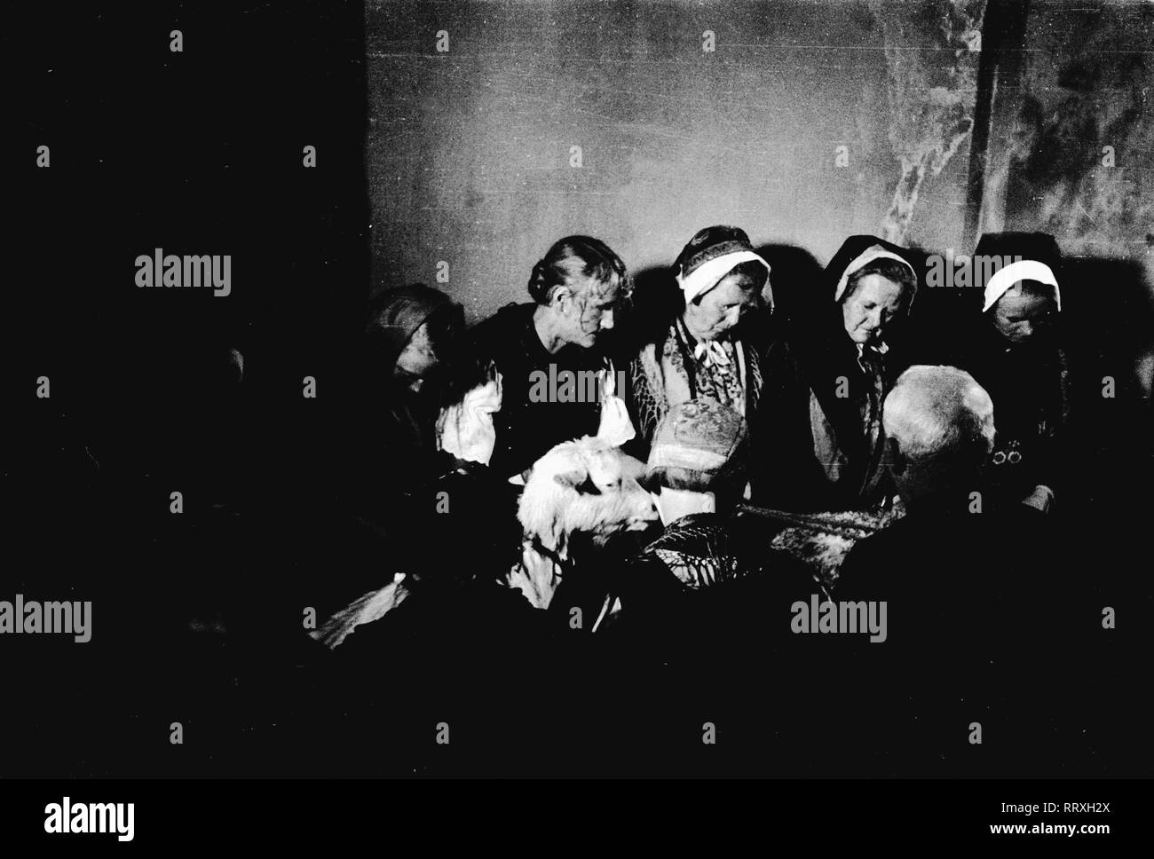 DER SCHIMMELREITER - Gathering in the church on the top of the hill during the tide storm, 10/1933, I.12/24-16 Während des Sturms in der Kirche. Stock Photo