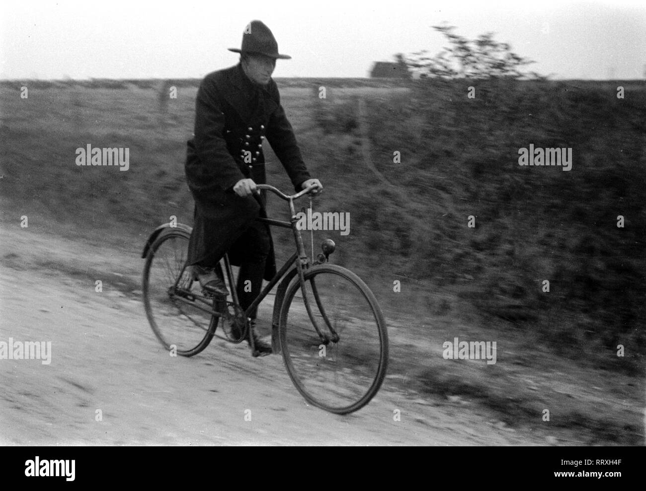 DER SCHIMMELREITER - An actor of the film-project Schimmelreiter on the way to work with his bike, 10/1933, I.12/24-35 Schimmelreiter Stock Photo