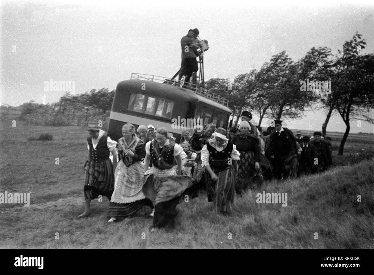DER SCHIMMELREITER - Filming of the flight-scene .The cameraman stands on the top of an old bus, 10/1933, I.12/24-42 Schimmelreiter Stock Photo