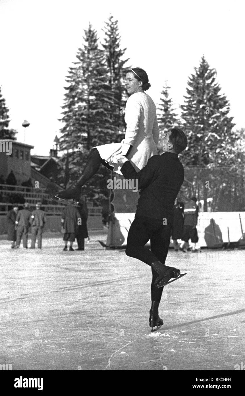 Winter Olympics 1936 - Germany, Third Reich - Olympic Winter Games, Winter Olympics 1936 in Garmisch-Partenkirchen.  Pair figure skating. Hungarian Emilia Rotter and Laszlo Szollar (?) during the training at the Olympic Ice sport stadium.  Image date February 1936. Photo Erich Andres Stock Photo