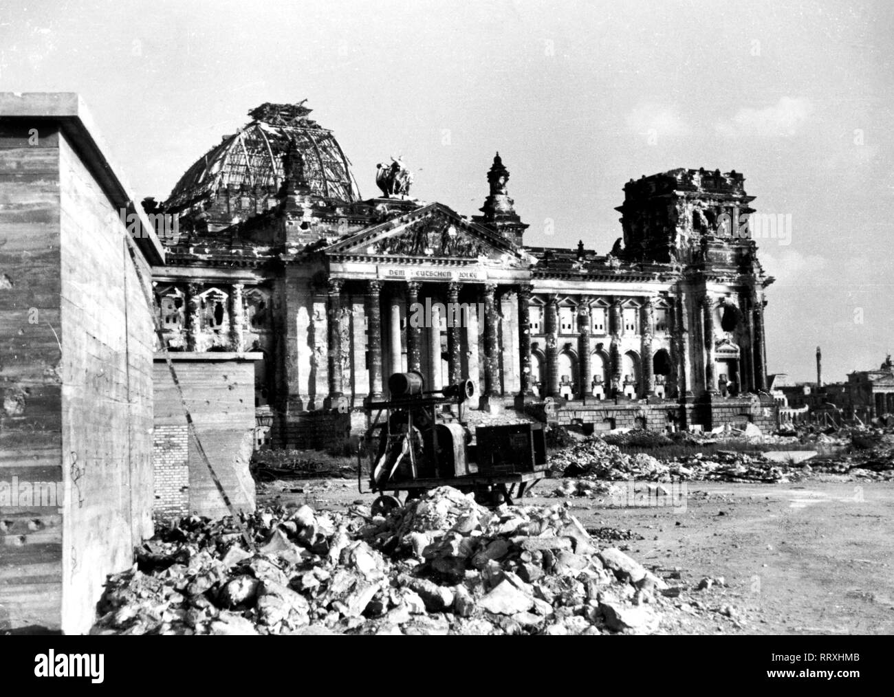 Berlin - Nachkriegsdeutschland - Berlin - Nachkriegsdeutschland, Juni 1945. Das zerstörte Reichstagsgebäude 1945 in Berlin. Bombed German parliament Reichstag at Berlin, June 1945. Stock Photo
