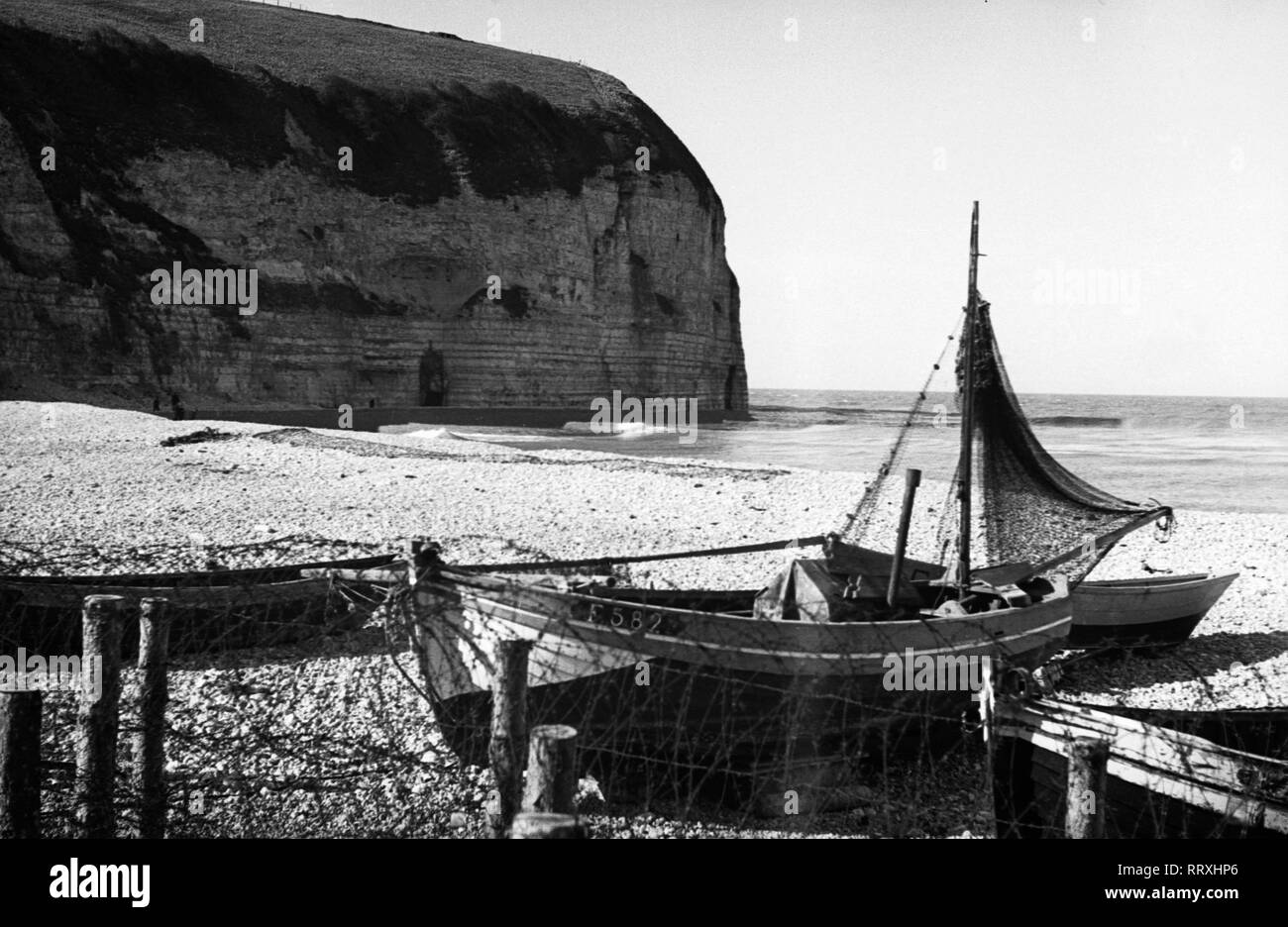 Frankreich - France in 1950. Coastal landscape near Yport. Photo by Erich Andres Küstenlandschaft, Fischerboot, Yport, Frankreich, ca. 1960 Stock Photo