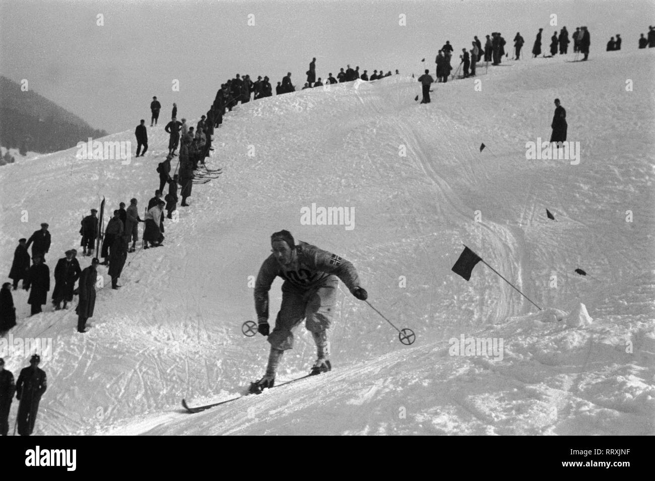 Winter Olympics 1936 - Germany, Third Reich - Olympic Winter Games, Winter  Olympics 1936 in Garmisch-Partenkirchen. Ski Alpine - Men downhill racing  at Kreuzeck. Image date February 1936. Photo Erich Andres Stock Photo -  Alamy