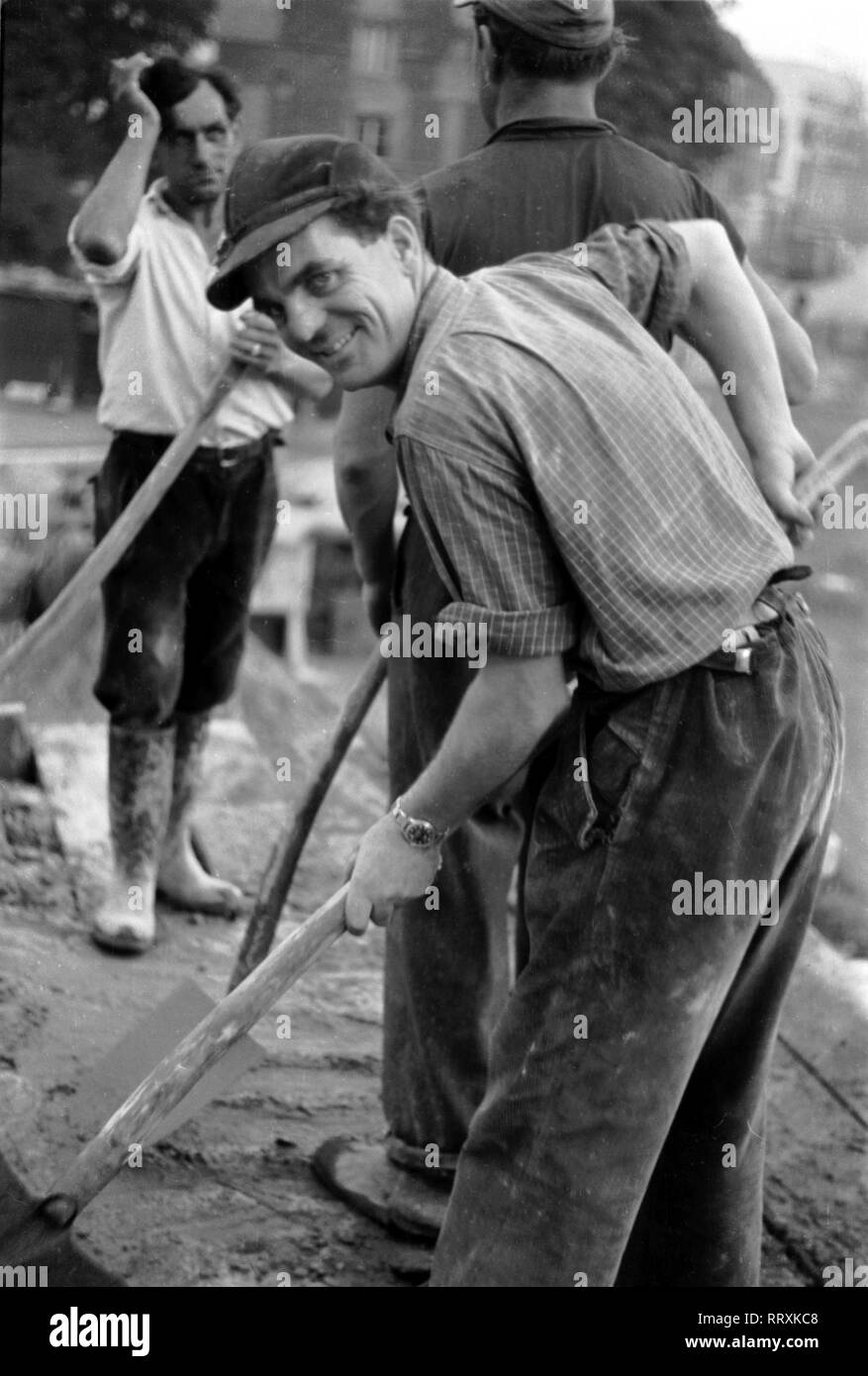 Germany - Deutschland ca. 1950, Düsseldorf, Bauarbeiter (Kurt Eigen) bei der Arbeit Stock Photo