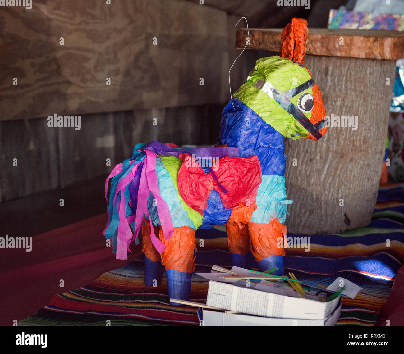 Pinata mexicana con regalos y maracas sobre la mesa Fotografía de stock -  Alamy