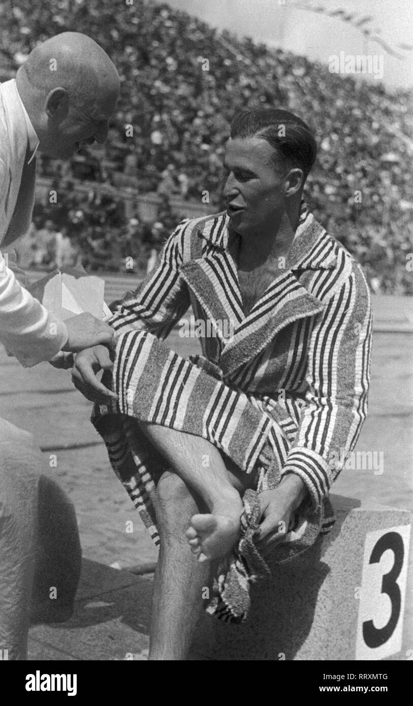 Germany - Sommerolympiade 1936 in Berlin, Pulsmessen bei einem Sportler Stock Photo
