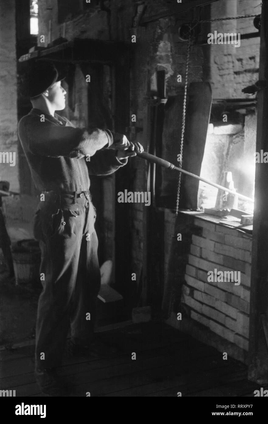 Germany - Deutschland ca. 1950, Thüringen, Arbeiter in einer Glashütte in Lauscha. Worker in a glass factory at Lauscha, ca. 1950. Stock Photo