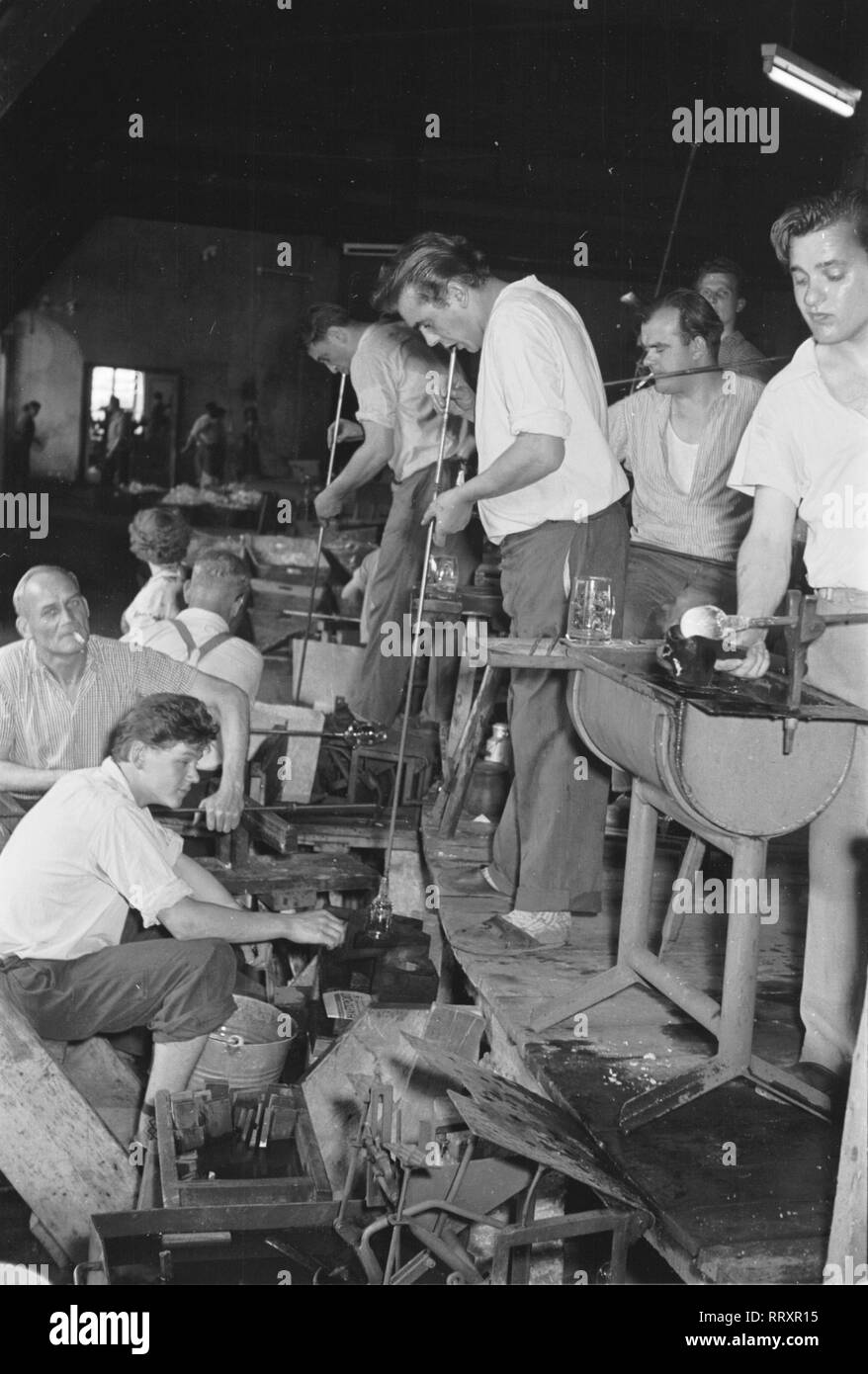 Germany - Deutschland ca. 1950, Arbeiter in einer Glashütte im Bayrischen Wald Stock Photo