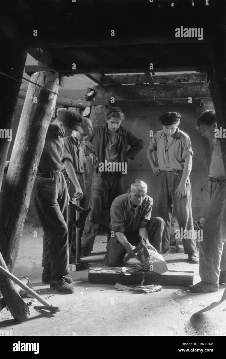 Germany - Deutschland ca. 1950, Ruhrgebiet, Lehrlinge der Bergbauschule in einem Schacht. Apprentices of a mining school. Stock Photo