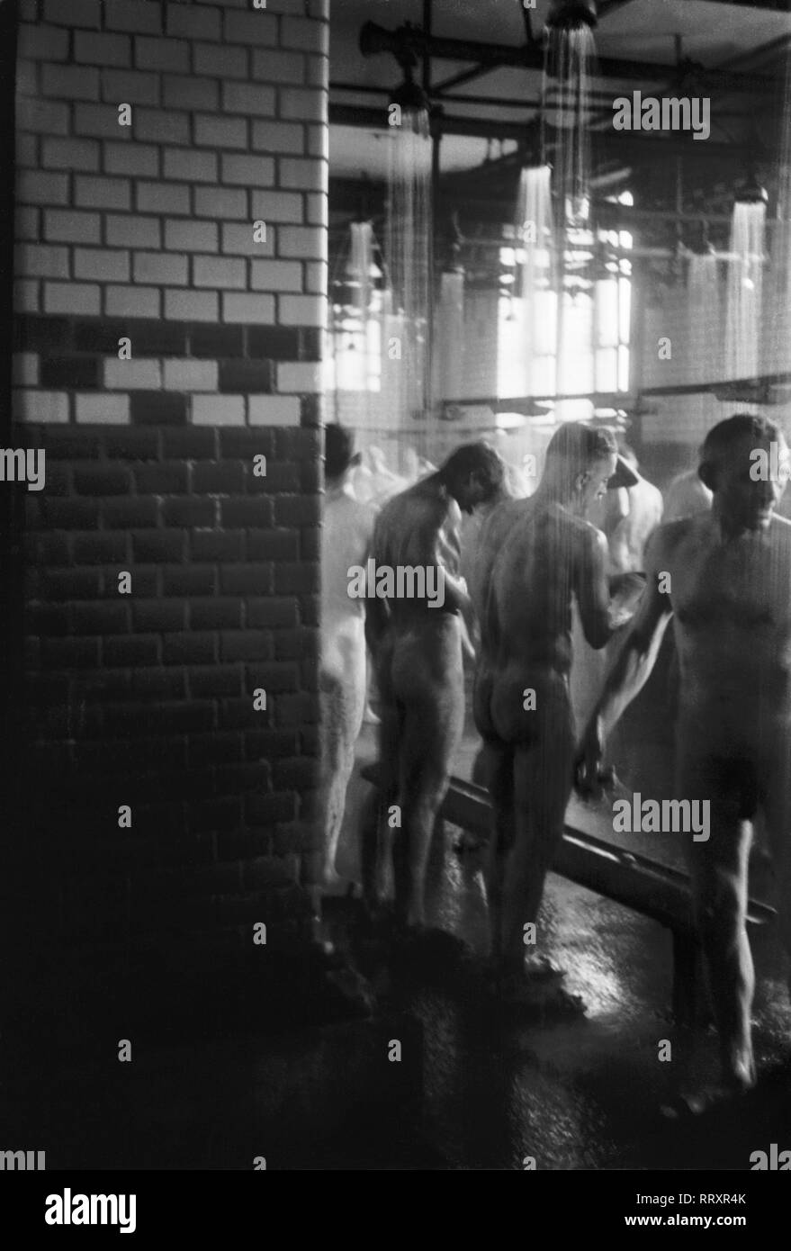 Boys nackt duschen