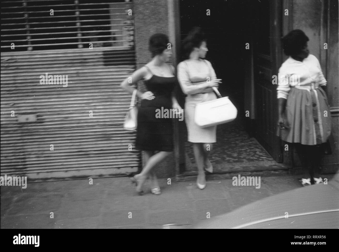Frankreich - France in 1965. Three Ladies in front of a house. Photo by Erich Andres Frankreich ca. 1965, Frauen vor einem Geschäft Stock Photo
