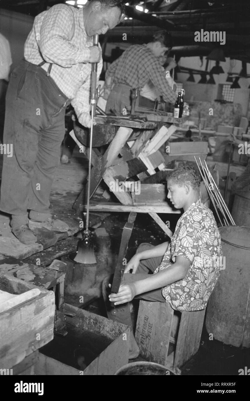 Germany - Deutschland ca. 1950, Bayrischer Wald, Arbeiter in der Glashütte Theresiental Stock Photo